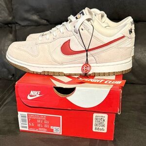 Nike Dunk Low SE Summit white/phantom-cinnabar. Women’s Size 7